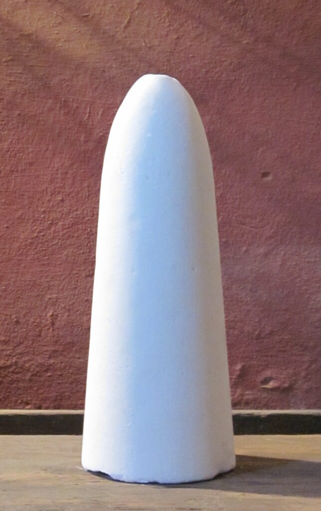 Foto de um "sugarloaf" ou "pão de açúcar", um bloco longo de açúcar refinado com formato de cone. Foto por Petr Adam Dohnálek.